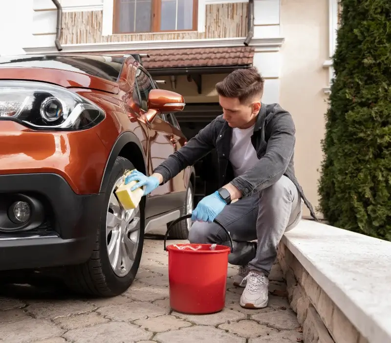 Lavage auto à domicile Chaniat : professionnel intervenant sur un véhicule